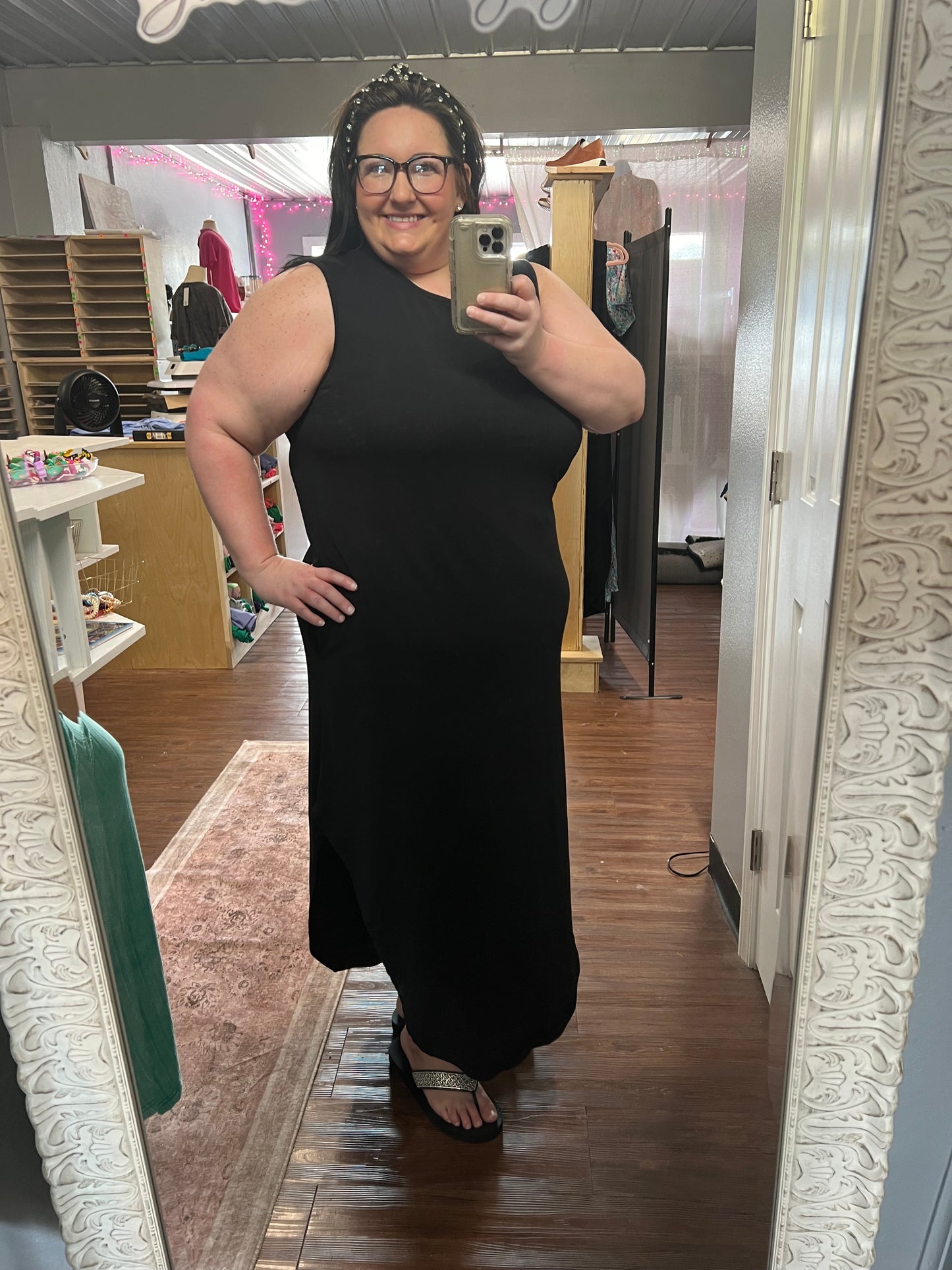 BLACK SLEEVESS FLARED SCOOP NECK MAXI DRESS